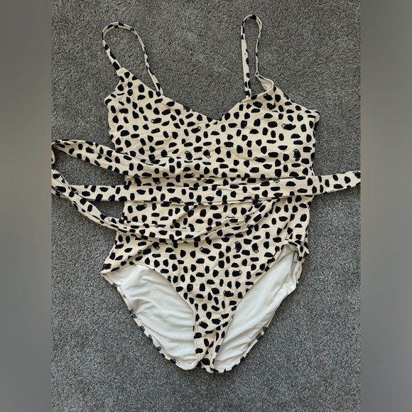AE swimsuit - Picture 1 of 3